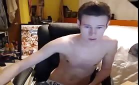 19yo European twink jerking off and dancing in his underwear in front of his computer