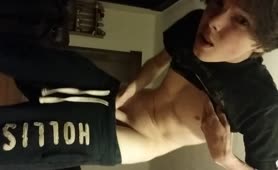 Twink gets naked to tease with his curvy ass