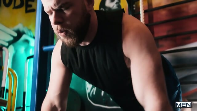 Bareback sex in the gym