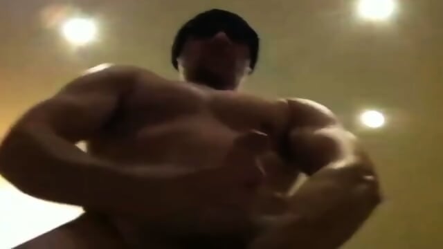 Muscle Daddy's Thick Dick Gets Sucked and Worshipped